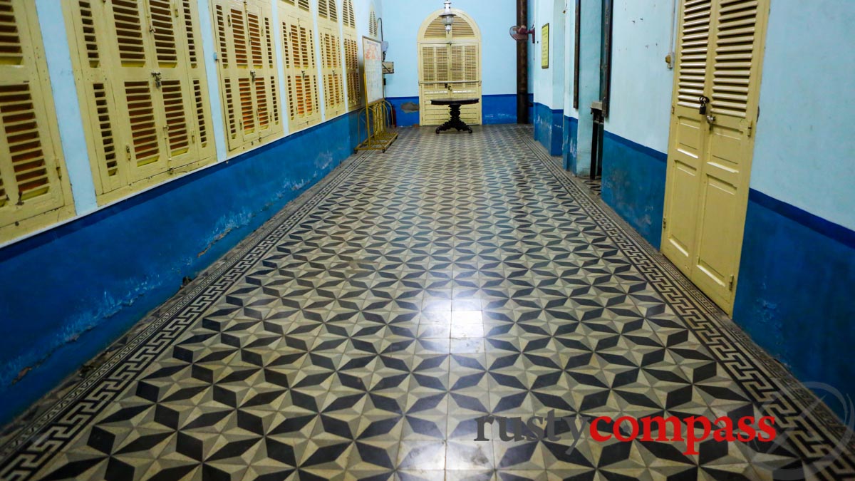 The corridor leading to Le Cong Bich's worship room.